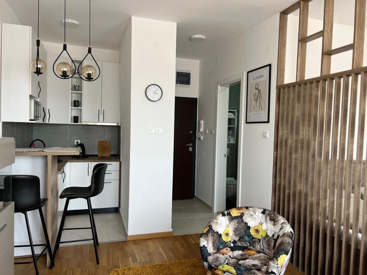 Apartment Charlie Private Parking Нови-Сад Экстерьер фото